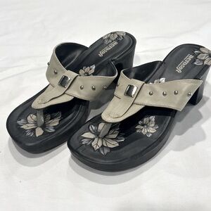 Aerosoft cushioned heeled flip flop sandals women’s size 5.5 gray/taupe in color